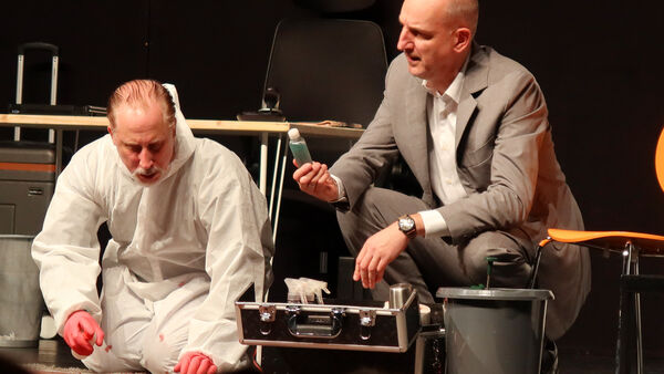 Tatortreiniger auf Abwegen: Schlagkräftiger "Schotty" erobert Cuxhavens Stadttheater