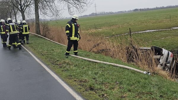 Schwere Verletzungen nach Unfall bei Osten: Auto überschlägt sich & landet im Graben