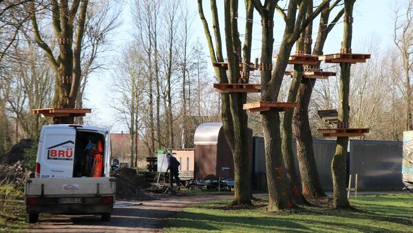 Kletterpark am Otterndorfer See nimmt Form an: Erste Stationen hängen schon