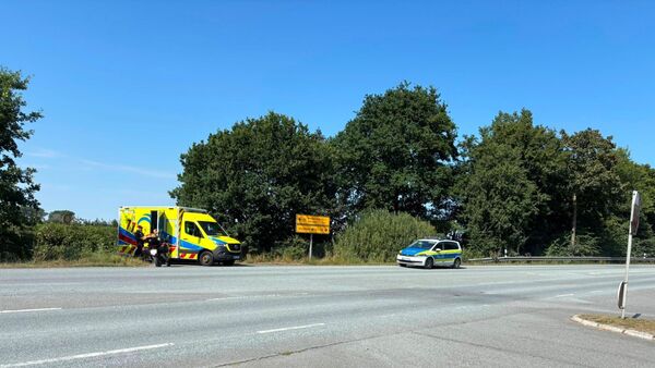 Unfall auf B495 in Osten: Motorradfahrer stürzt auf Rollsplitt