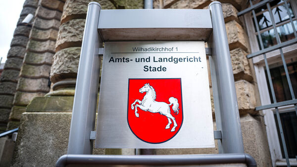 Prozess um versuchten Femizid im Kreis Cuxhaven: Opfer spricht erstmals vor Gericht