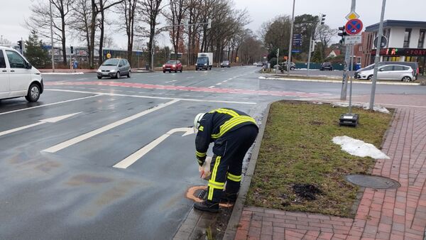 Zwei Kilometer lange Ölspur auf B73 und B495 in Hemmoor: Feuerwehr beseitigt Gefahr
