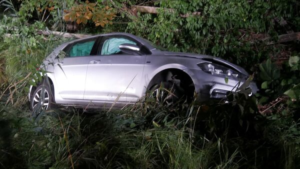 Unfall auf B73 in Wingst: Auto verfehlt Bäume und landet im Wassergraben
