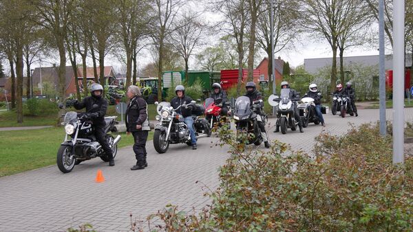 42 Biker starten in Lamstedt mit Erste-Hilfe-Training in Motorradsaison 2026