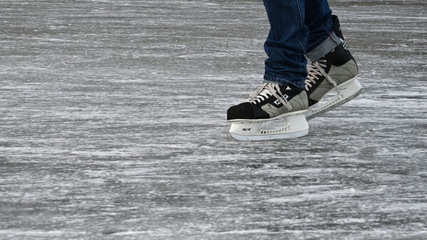 Kein Eis trotz Frost - warum die Rathauswiesen in Cuxhaven leer blieben