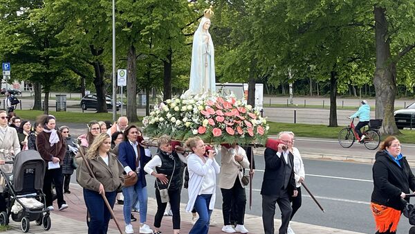 Tradition der Portugiesen in Cuxhaven: Fátima-Prozession mit der Marien-Statue