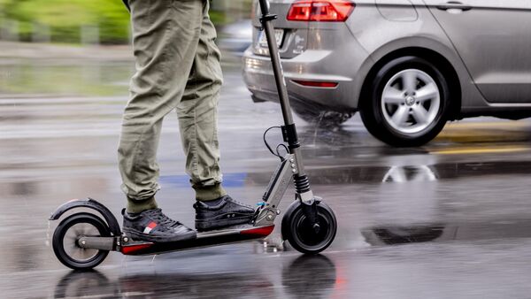 Unfallflucht in Otterndorf: Transporter weicht E-Scooter aus und prallt gegen Laterne