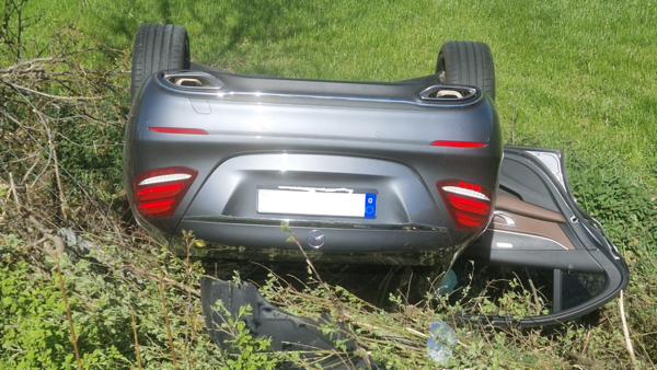 Auto überschlägt sich auf der A27 bei Cuxhaven: Fahrzeug landet im Graben
