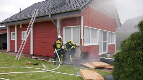 Ferienhaus in Neuhaus (Oste) fängt Feuer: Großaufgebot an Einsatzkräften vor Ort