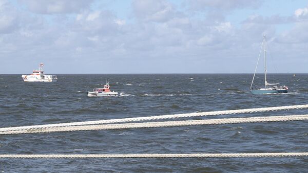 Maschinenprobleme auf der Elbe: Seenotretter bringen Segelboot nach Cuxhaven