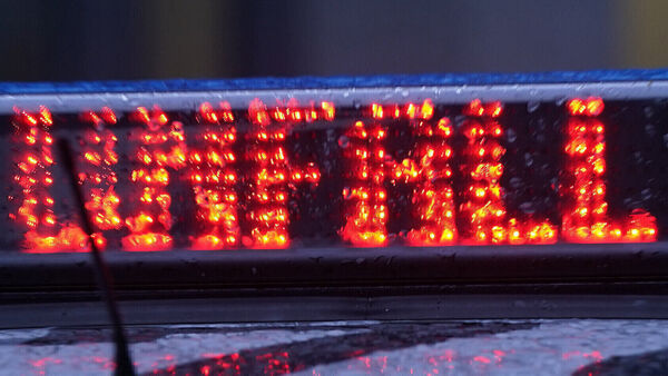 Unfall auf der B73 bei Cadenberge: Auto kracht gegen Schilder und parkende Fahrzeuge