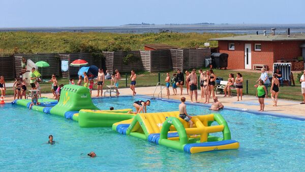 Poolparty in Cuxhaven lockt Familien ins Meerwasserfreibad Steinmarne