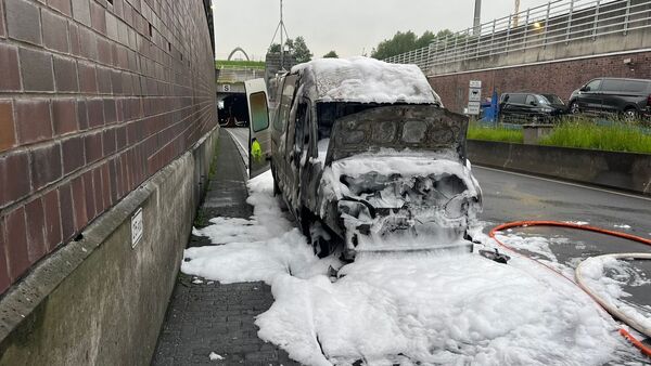 Wesertunnel zeitweise gesperrt: Polizei Cuxhaven meldet Brand eines Kleintransporters