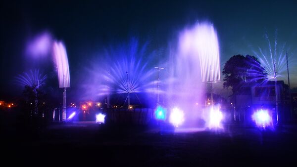 "See in Flammen": Kunterbunte Wasserfontänen schossen in Otterndorf in die Höhe