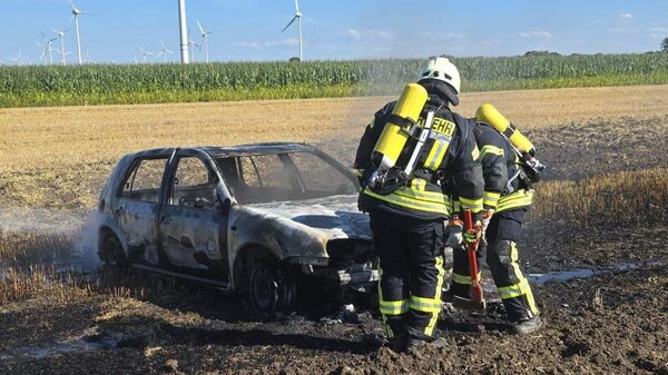 Autobrand in Nordleda: Schnelles Eingreifen verhindert Feuer auf Stoppelfeld