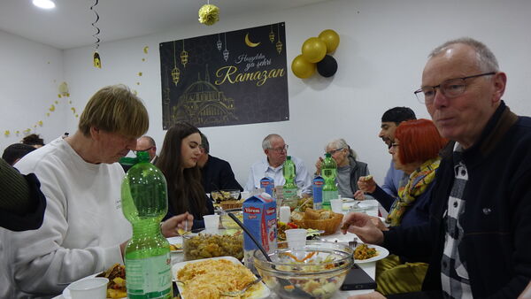"Gemeinsamkeit und Freundschaft": Fastenbrechen in Cuxhavener Moschee (mit Video)