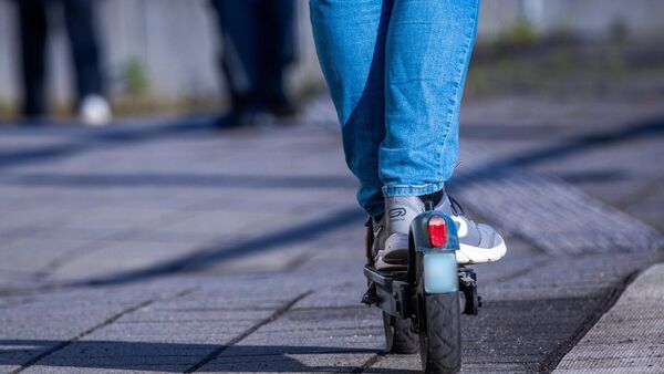 Mit Promille auf dem E-Scooter: Jugendlicher beleidigt Polizistinnen in Geestland