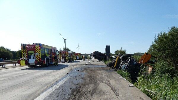 Unfall auf der A27: Zwei Lkw im Graben - Polizei Cuxhaven veröffentlicht neue Details