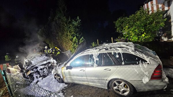 Knallgeräusche reißen Anwohner in Hemmoor aus dem Schlaf - Flammen zerstören Autos