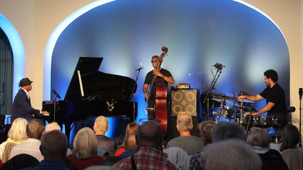 In Cuxhavens Hapag-Hallen: Roberto Fonseca begeistert mit Jazz und kubanischem Flair