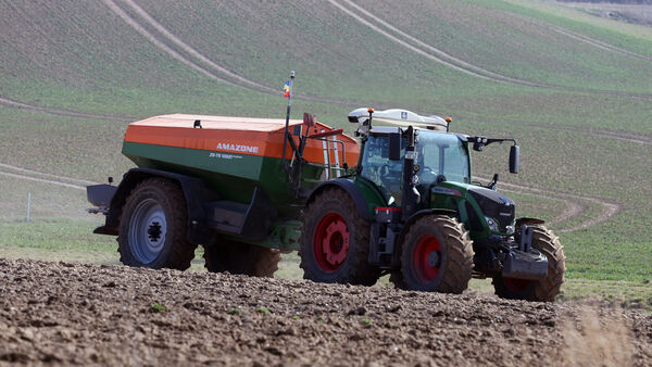 Tragischer Unfall im Kreis Cuxhaven: Vater fährt eigenes Kind (5) mit Traktor an