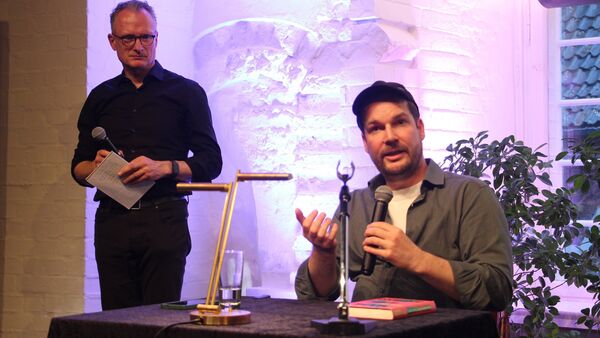 In Cuxhaven: Autor Max Czollek diskutiert deutsche Erinnerungskultur mit Publikum