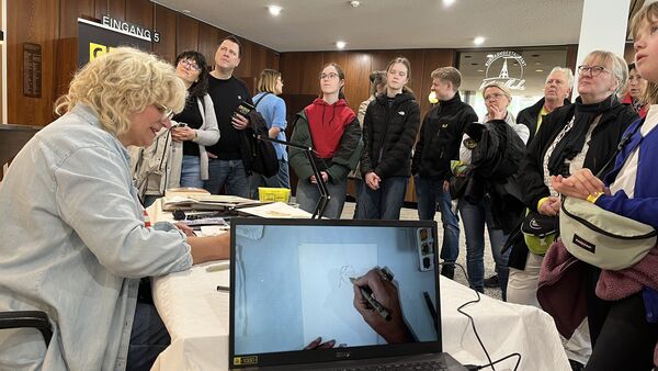 "Cux Art" in der Kugelbake-Halle: Vielfalt und Inspiration auf Kunstmesse in Cuxhaven