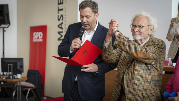 SPD-Bundesvorsitzender Lars Klingbeil ehrt Wolf-Dieter Lutz aus dem Kreis Cuxhaven