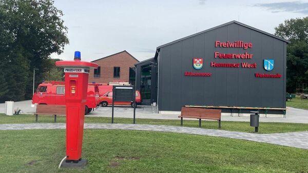 Fusion in der Luft: "Hemmoor West" prangt schon am neuen Feuerwehrhaus