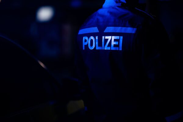 Böller auf Polizisten geworfen und Uniform beschädigt