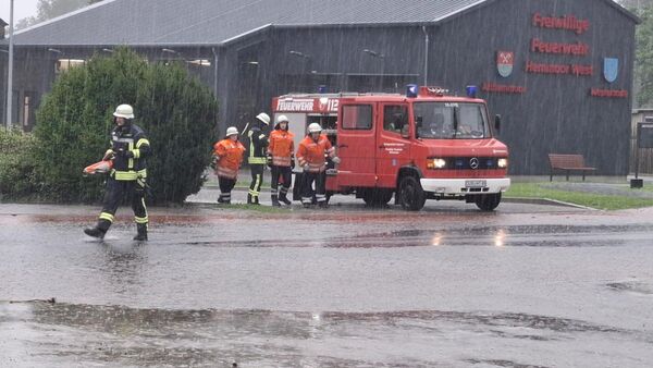 Starkregen setzt Keller und Straßen in Hemmoor unter Wasser