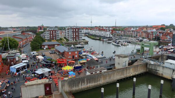 Riesenrad, Shantys und Fischbrötchen: Hafentage wandeln Cuxhaven in eine Festmeile