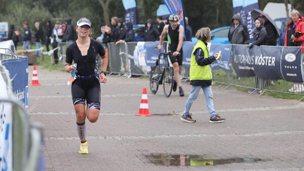 Seriensieger, Newcomerin und Schietwetter: So lief der Otterndorfer Rekordtriathlon