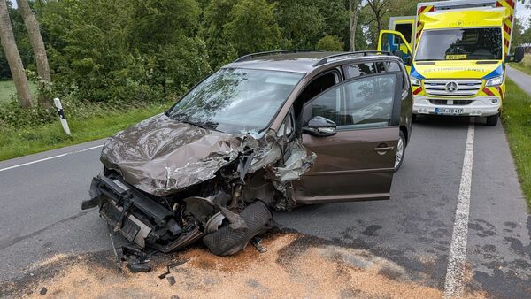 Auto kollidiert zwischen Otterndorf und Belum mit Lieferwagen: B73 voll gesperrt
