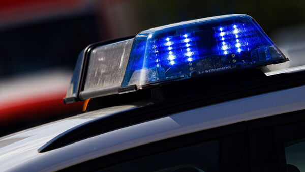 Kurioser Einsatz im Cuxhavener Nachbarkreis: Betrunkener schläft auf fremdem Sofa ein