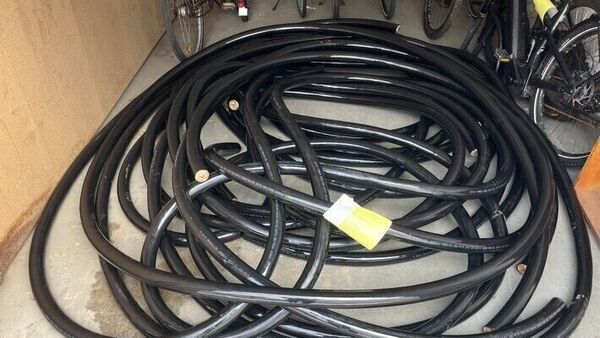 Großer Fund in Cuxhaven: Anhänger mit rund zwei Tonnen Kupferkabel gestoppt