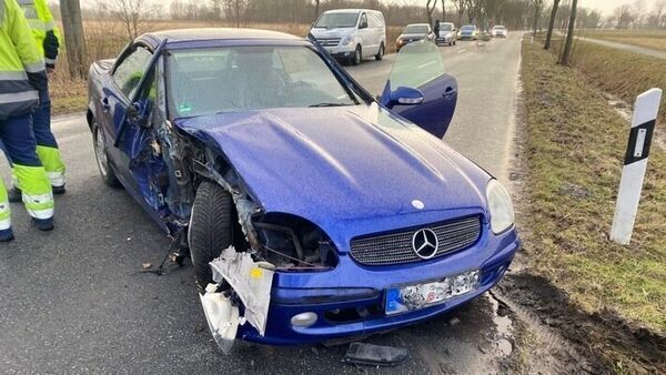 Unfall zwischen Osterbruch und Otterndorf: Autofahrerin kollidiert mit einem Baum