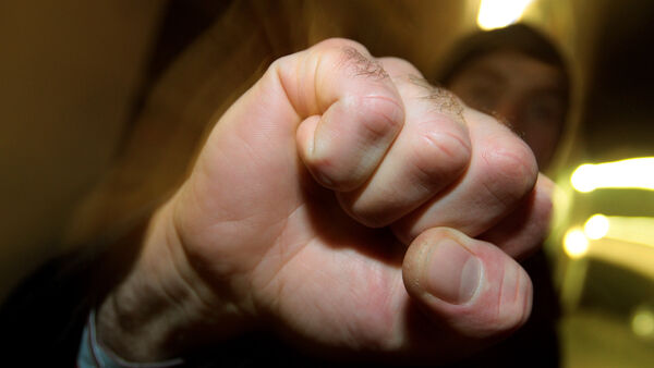 Räuberischer Diebstahl in Cuxhaven: Mann auf offener Straße geschlagen und beraubt