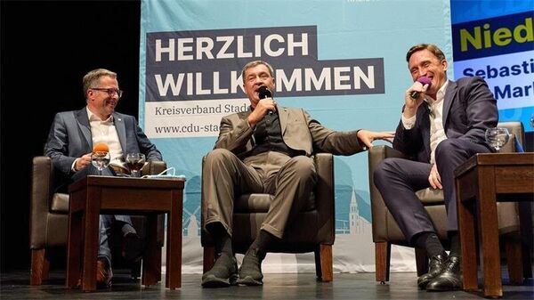 Markus Söder macht CDU-Wahlkampf in Stade: Lacher im Saal, Protest vor der Tür