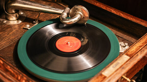 Das Knistern der Vergangenheit: Im Cuxhavener Schlossgarten ertönen die Grammophone