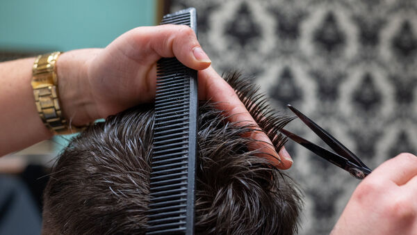 "Müssen gekündigt werden": Corona-Hilfen belasten jetzt Friseure im Kreis Cuxhaven