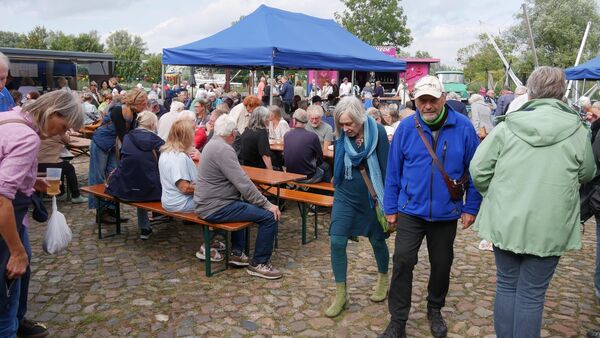 Hafenfest in Neuhaus/Oste: Pappbootrennen und Musik locken viele Besucher an
