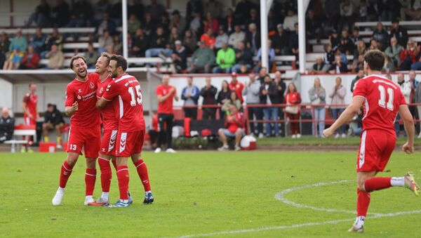 Derby in Cuxhaven: Rot-Weiss schießt sich am Ende den Frust von der Seele
