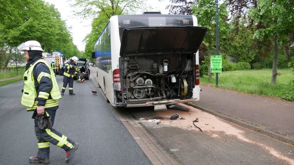 Schwerer Unfall auf der B73 bei Hemmoor - Feuerwehr befreit schwer verletzte Frau