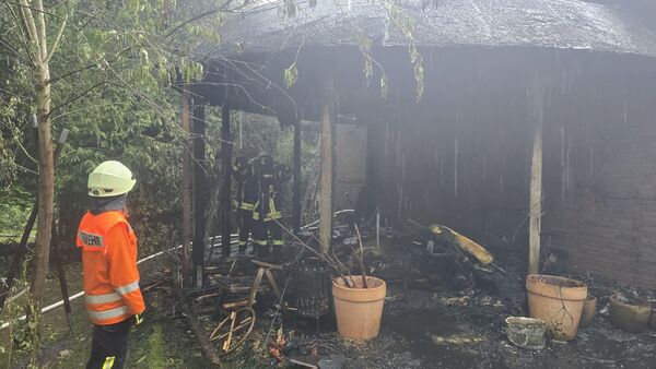 Wintergarten in Vollbrand: 90 Einsatzkräfte verhindern Übergreifen auf Wohnhaus