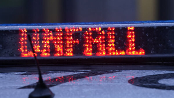 Alkoholfahrt mit Firmenwagen auf der B73: Fahrzeug schleudert gegen Baum