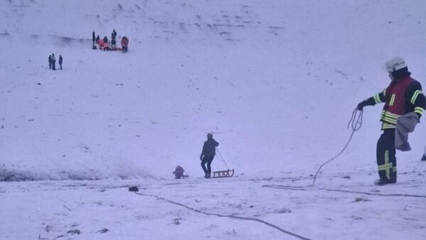 Beliebte Rodelstelle in Hechthausen wird zum Einsatzort - Rettung aus tiefer Senke