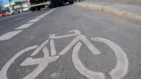 Unfall in Cuxhaven: Betrunkener Radfahrer nach Kollision mit Auto schwer verletzt