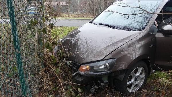 Technischer Defekt führt wohl zu Unfall in Wingst: Auto landet im Graben