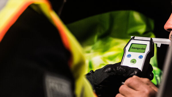 Auf Großraumparkplatz in Lüdingworth: 19-jähriger Cuxhavener verursacht Unfall